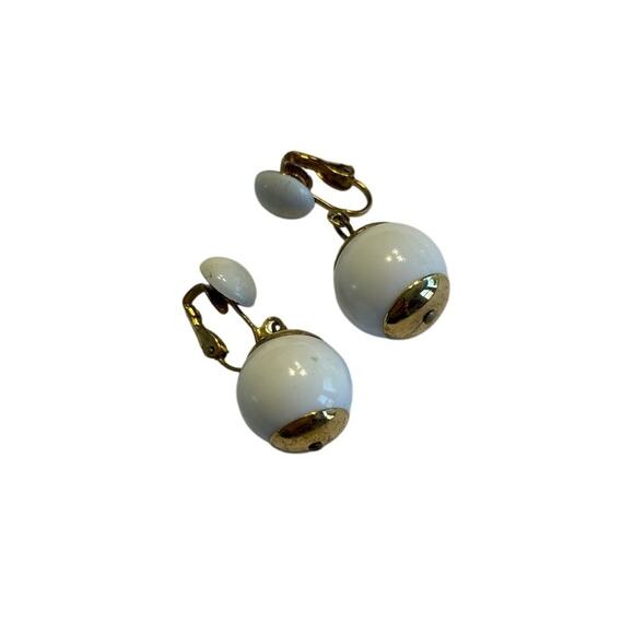 Mod clip on earrings white beads & gold tone finishes vintage 1970’s runway chic - Picture 2 of 5